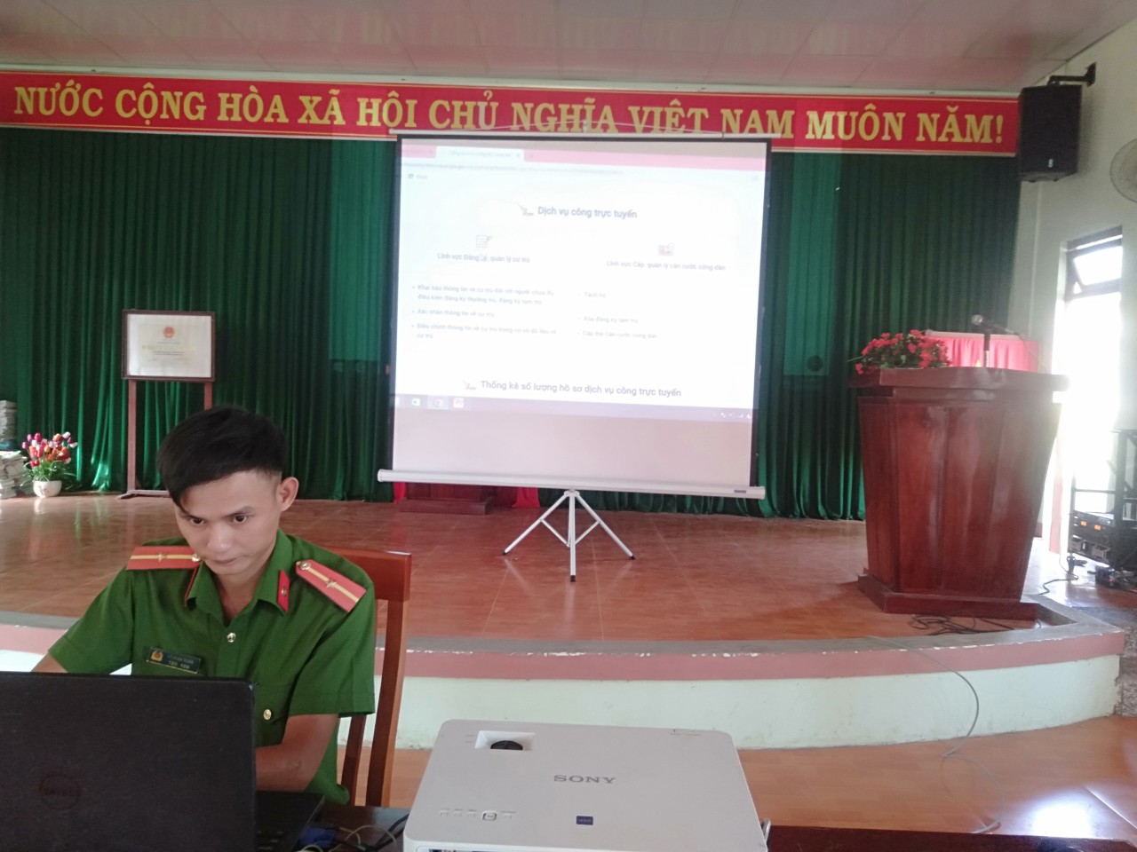 Ủy ban nhân dân xã Trà Tân tổ chức Hội nghị để tuyên truyền CCHC và hướng dẫn thực hiện Đăng ký Dịch vụ công trực tuyến; thực hiện nộp hồ sơ để giải quyết qua cổng Dịch vụ công Quốc gia
