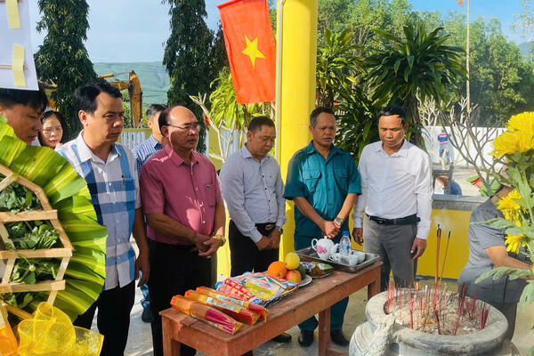 UỶ BAN NHÂN DÂN XÃ TRÀ TÂN TỔ CHỨC LỄ VIẾNG NGHĨA TRANG LIỆT SỸ XÃ NHÂN KỶ NIỆM 50 NĂM NGÀY GIẢI PHÓNG HUYỆN TRÀ BỒNG (18/3/1975 – 18/3/2025)